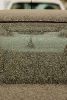 Rasto de poeira em vidro de um carro